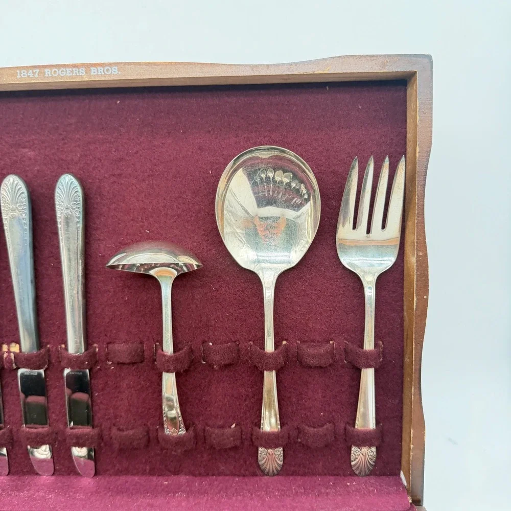 1847 Rogers Bros Adoration Silver Plate Flatware Set 50 Piece with Wood Case